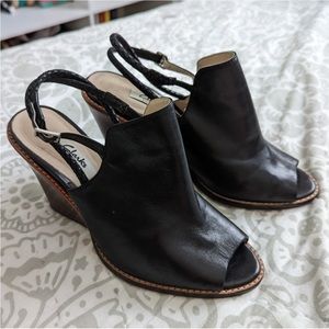 Clarks - says 9 but more like an 8-8.5 Women’s black heeled shoes. Runs small.